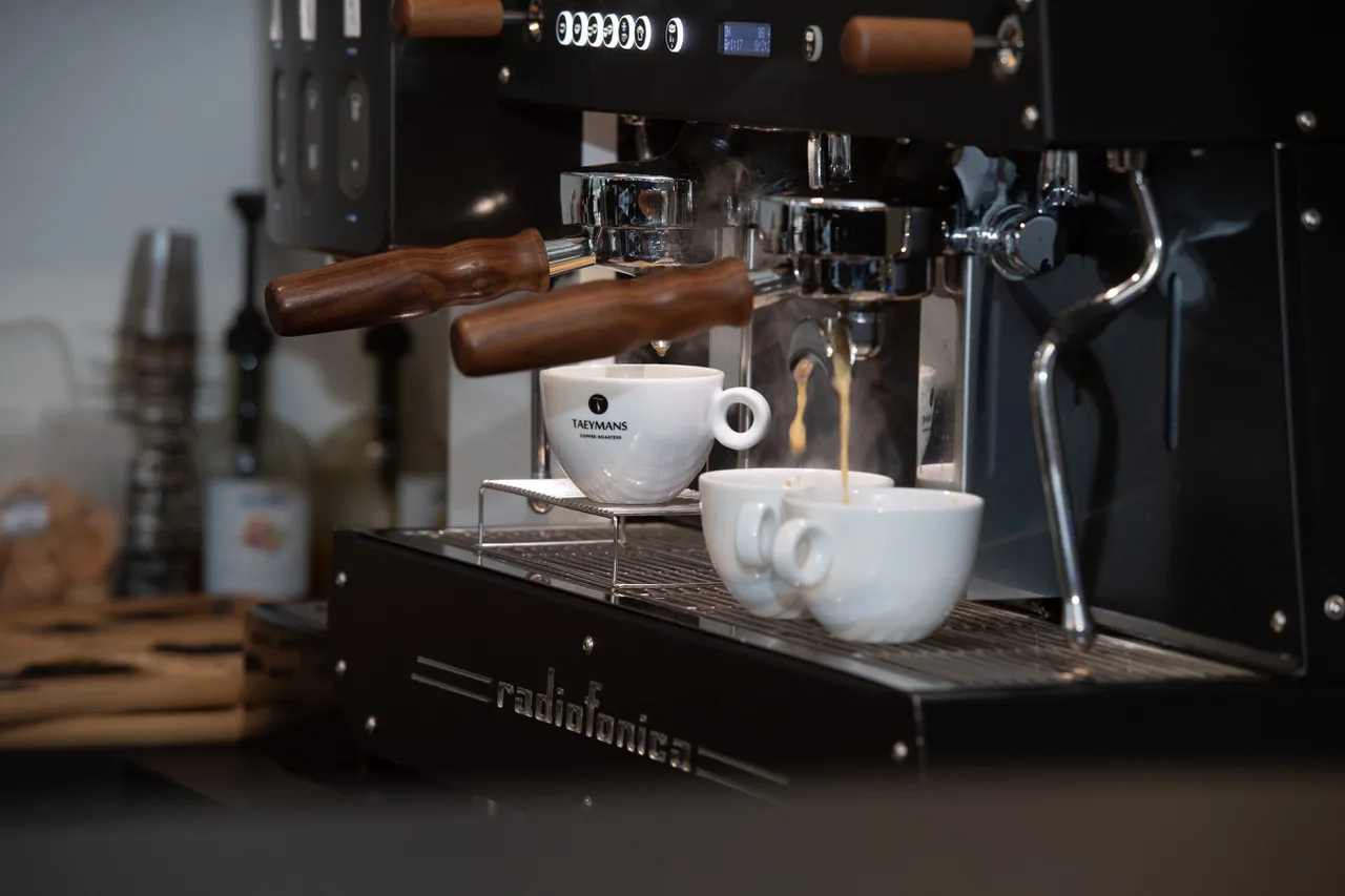 Espresso die in twee tassen loopt