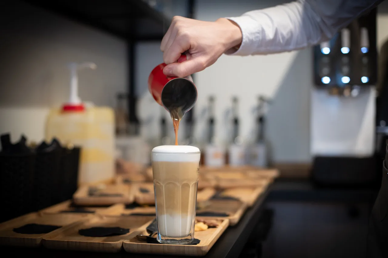 Een latte macchiato wordt ingeschonken