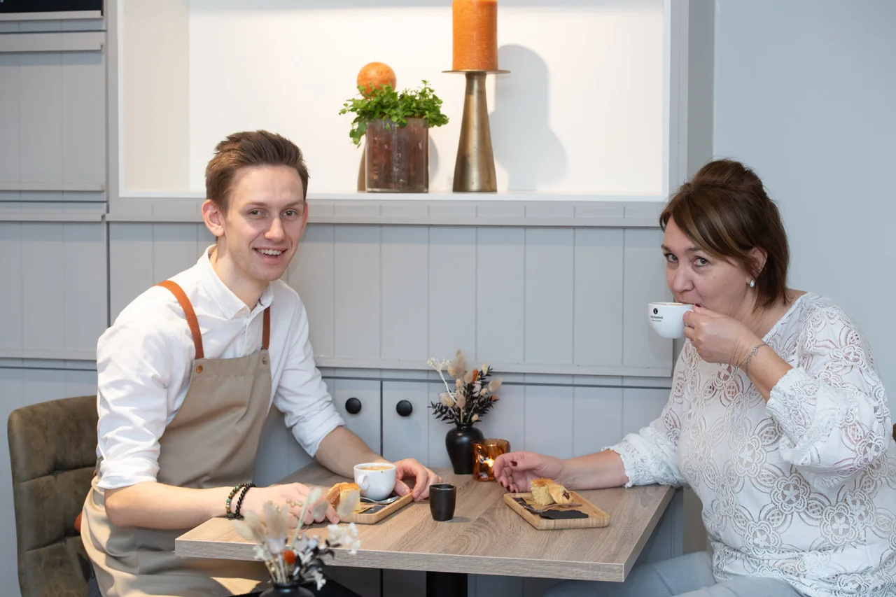 Senne en zijn mama aan tafel met koffie